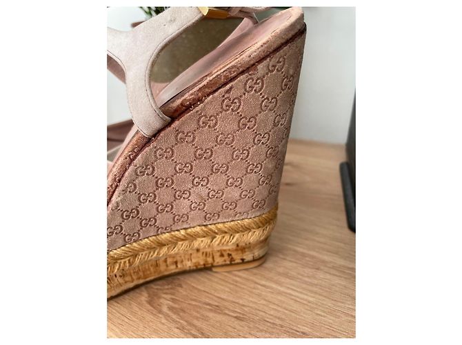 Sandali con zeppa in suede beige di Gucci - vista 5