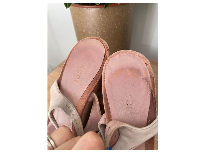 Sandali con zeppa in suede beige di Gucci - vista 8
