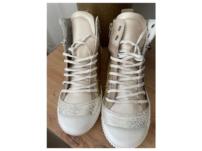 Sneakers alte Pataugas dorate Bianco D'oro - vista 2
