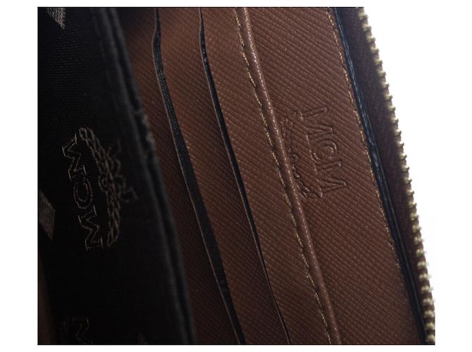 MCM, portafoglio marrone con zip in monogramma - vista 3