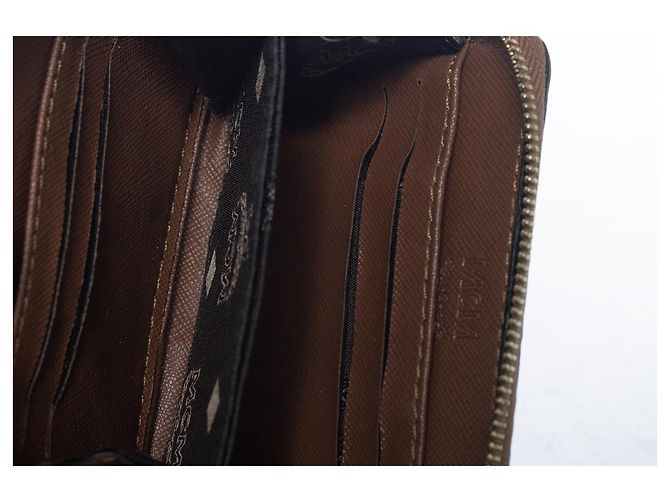 MCM, portafoglio marrone con zip in monogramma - vista 4