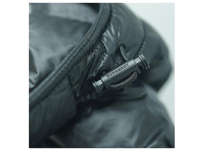 Burberry Casaco longo acolchoado com cinto para mulher em nylon preto com capuz destacável - vista 25