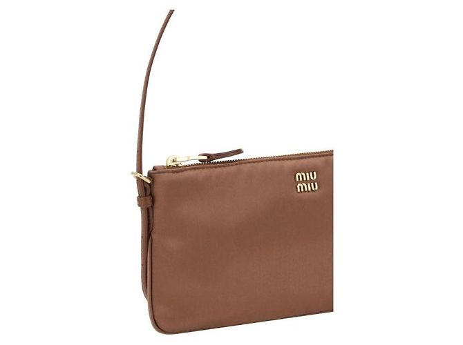 Miu Miu Mini Pochette de Cetim Marrom - vista 7