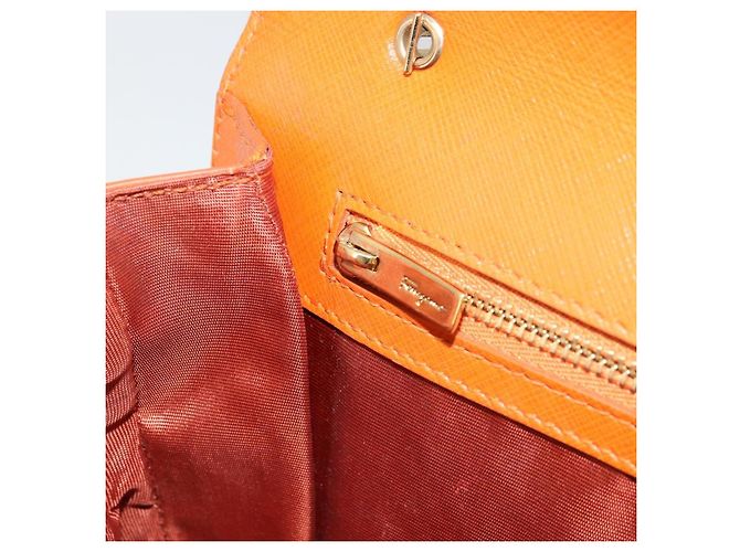Borsa a Spalla Vala Chain in Pelle Arancione Oro Auth BA12335 di Salvatore Ferragamo - vista 21