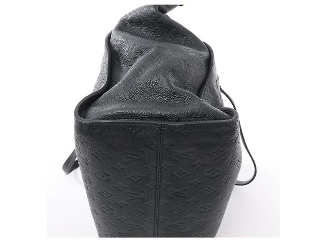 Borsa a Spalla Lumineuse PM Monogram Empreinte in Blu Navy M93410 di Louis Vuitton - vista 9