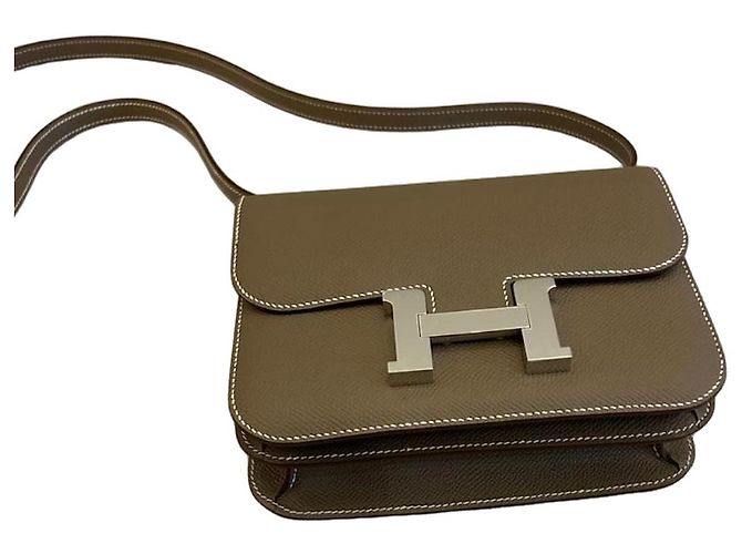 Hermès Constance 18 in pelle Epsom Etoupe con finiture oro rosa Grigio - vista 2
