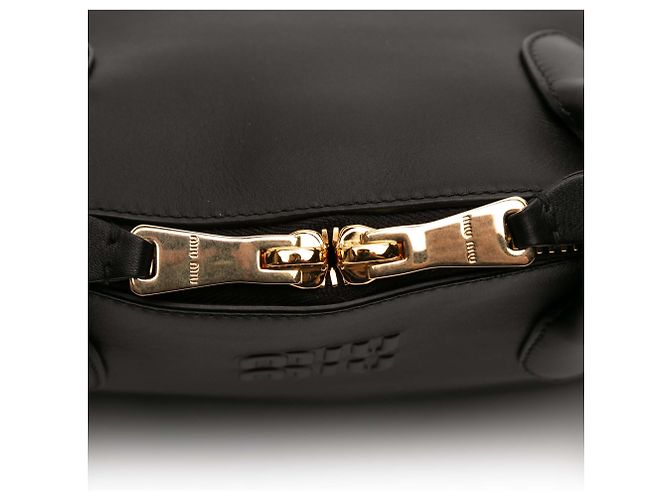 Borsa a spalla Miu Miu in pelle di vitello nera morbida con logo impresso Nero - vista 7