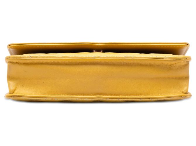 Wallet On Chain Cartera Chanel en Caviar Amarillo CC Filigrana con Cadena - vista 3