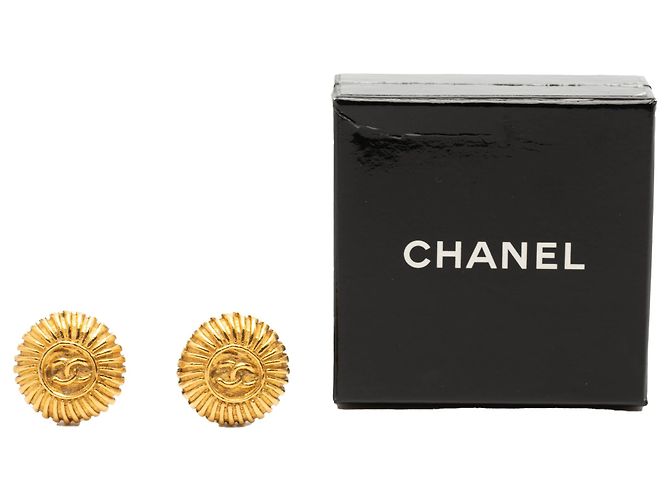 Brincos de clip Chanel em ouro dourado CC Sunburst - vista 4