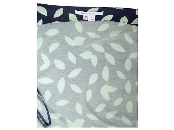 Diane Von Furstenberg, vestido envelope em azul e verde - vista 6