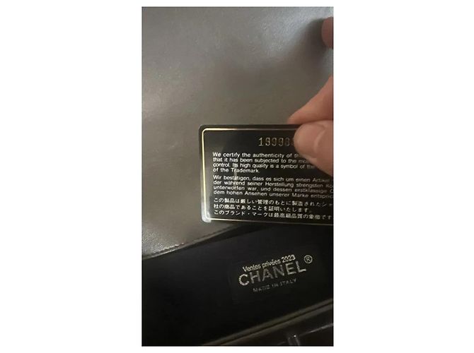 Chanel Boy Medium Borsa in Agnello Metallizzato Argento - vista 11