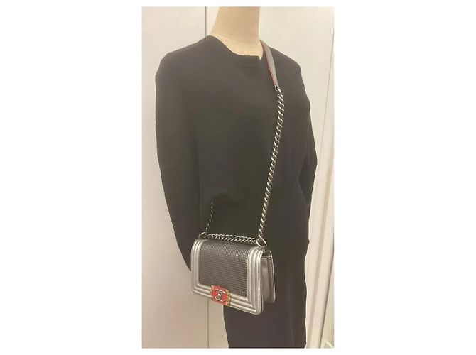 Chanel Boy Medium Borsa in Agnello Metallizzato Argento - vista 13
