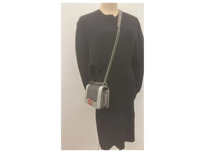 Chanel Boy Medium Borsa in Agnello Metallizzato Argento - vista 15