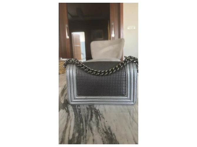 Chanel Boy Medium Borsa in Agnello Metallizzato Argento - vista 2