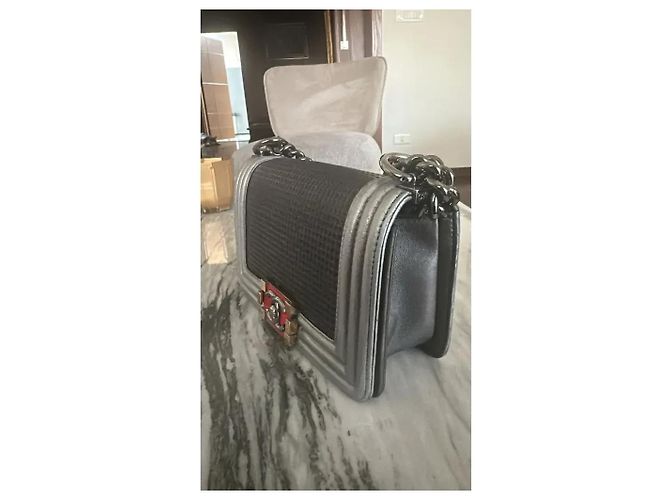 Chanel Boy Medium Borsa in Agnello Metallizzato Argento - vista 3