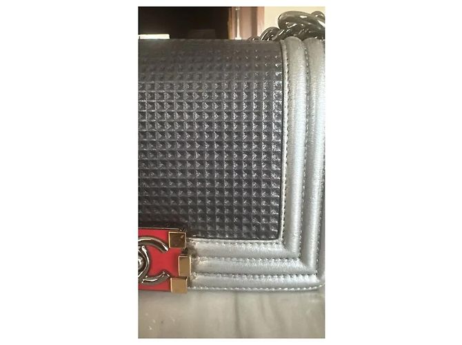 Chanel Boy Medium Borsa in Agnello Metallizzato Argento - vista 4