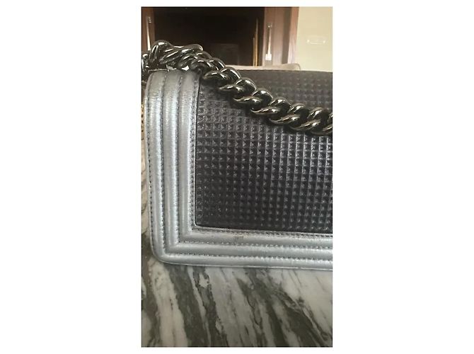 Chanel Boy Medium Borsa in Agnello Metallizzato Argento - vista 6