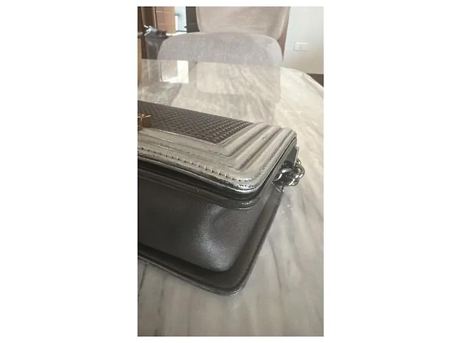 Chanel Boy Medium Borsa in Agnello Metallizzato Argento - vista 8