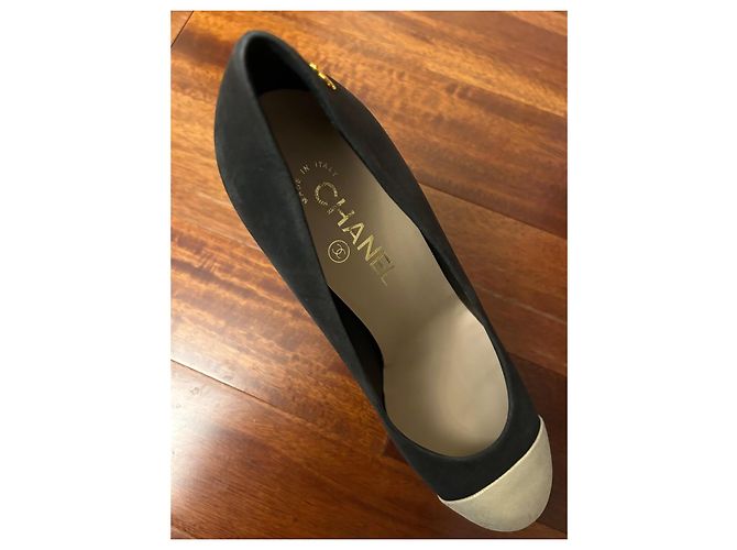 Décolleté Chanel in pelle blu navy e beige oro - vista 10
