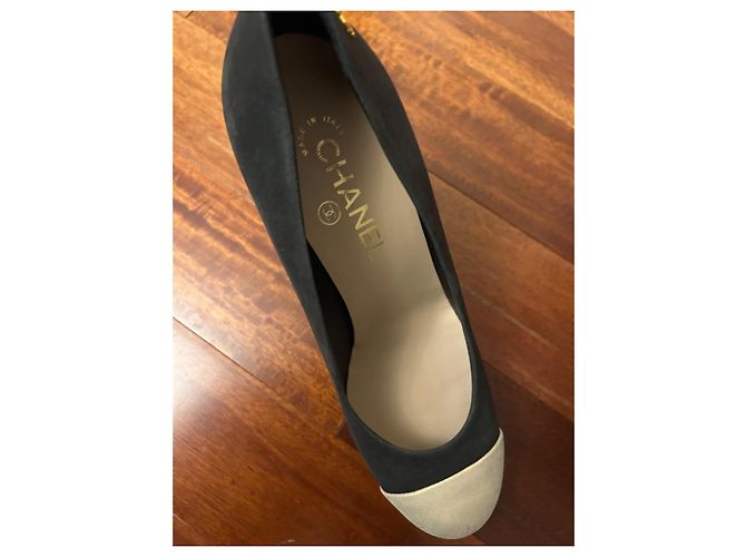Décolleté Chanel in pelle blu navy e beige oro - vista 9