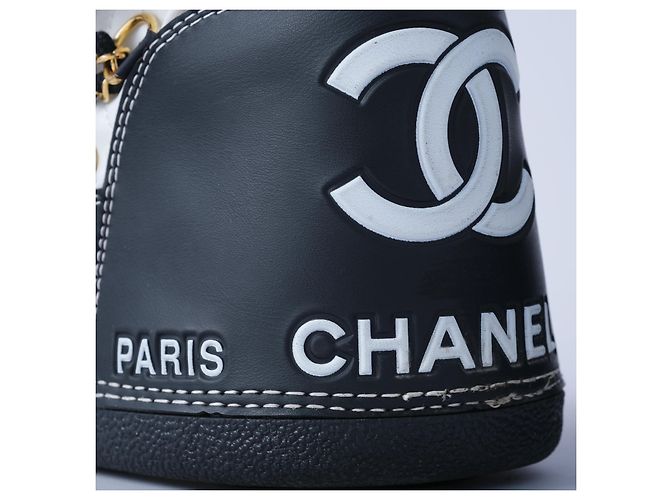 Timeless Botas de Lua Chanel – Botas de Neve Matelassadas de Passarela com Detalhe em Corrente Preto Branco Areia - vista 8