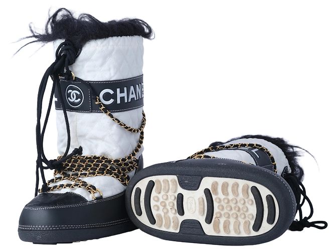 Timeless Botas de Lua Chanel – Botas de Neve Matelassadas de Passarela com Detalhe em Corrente Preto Branco Areia - vista 9