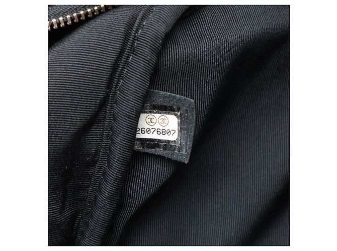 Chanel Pequena Bolsa de Câmera em Couro de Cordeiro Matelassé com Fivela Preto - vista 5