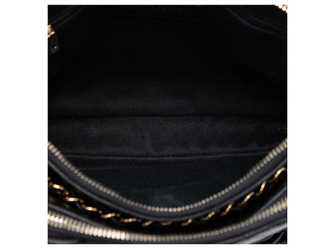 Bolso de cámara de doble cremallera en cuero charolado matelassé CC de Chanel Negro - vista 4