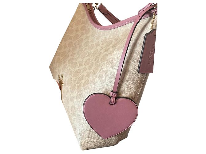 Borsa a spalla Coach Laurel in tela Signature con charm a cuore Beige - vista 5