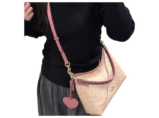 Borsa a spalla Coach Laurel in tela Signature con charm a cuore Beige - vista 8
