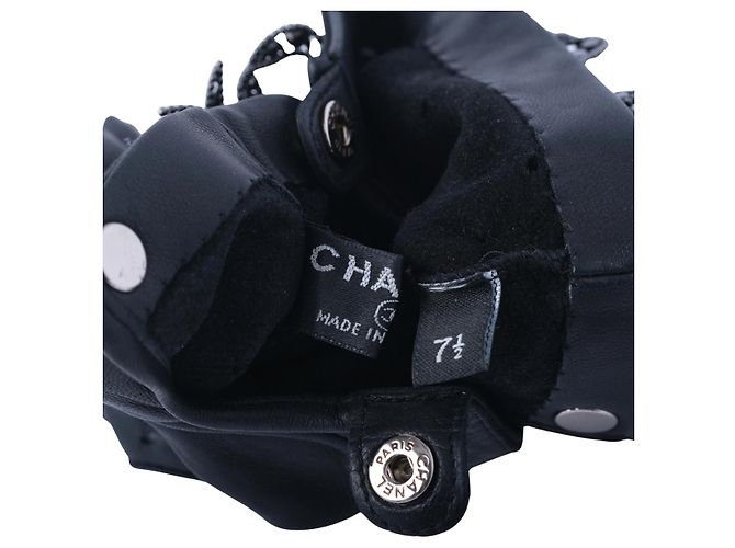 Luvas sem dedos Chanel em pele de cordeiro perfurada preta com detalhe de laço de cristal - vista 3
