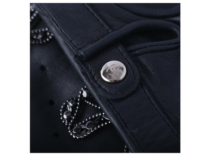Luvas sem dedos Chanel em pele de cordeiro perfurada preta com detalhe de laço de cristal - vista 4