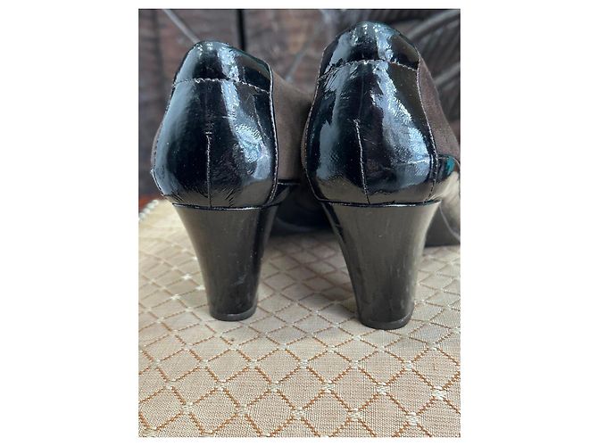 Clarks Artisan Décolleté in Camoscio Marrone e Vernice Nera Nero - vista 3