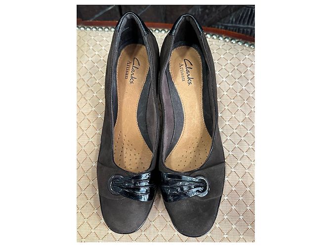 Clarks Artisan Décolleté in Camoscio Marrone e Vernice Nera Nero - vista 4
