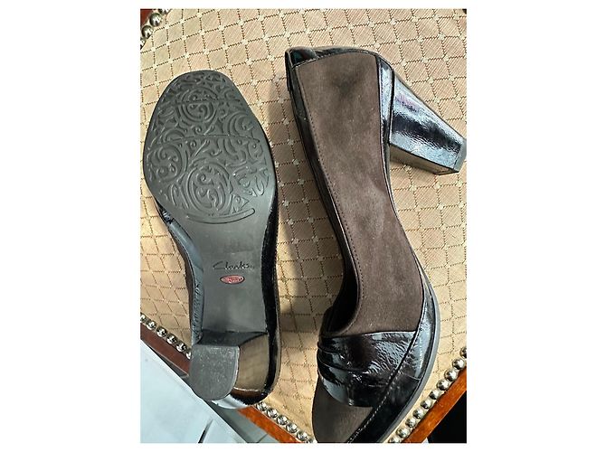 Clarks Artisan Décolleté in Camoscio Marrone e Vernice Nera Nero - vista 5