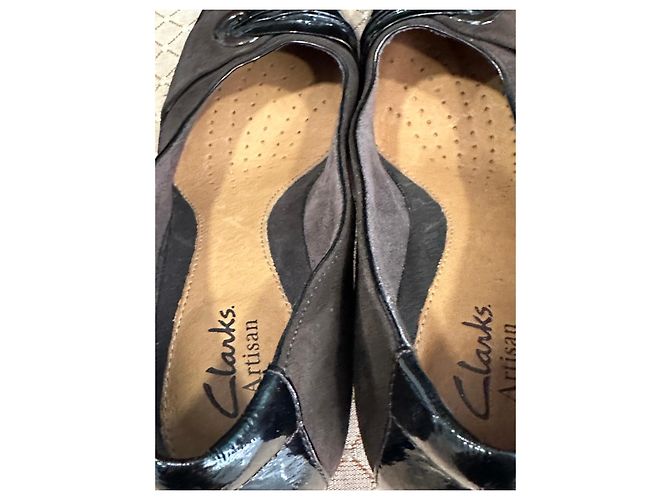 Clarks Artisan Décolleté in Camoscio Marrone e Vernice Nera Nero - vista 6