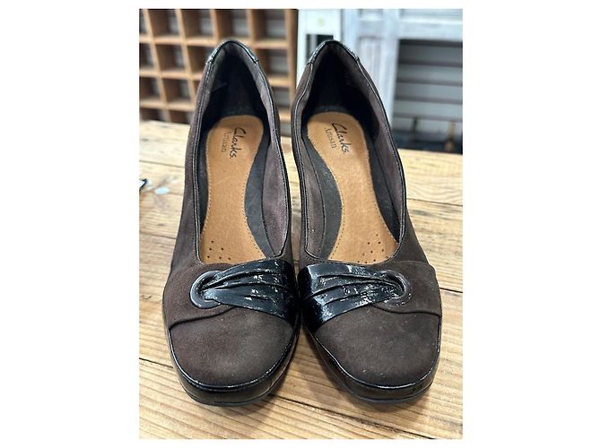 Clarks Artisan Décolleté in Camoscio Marrone e Vernice Nera Nero - vista 8