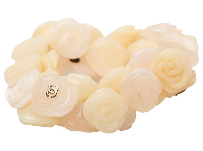 Bracciale Camelia in Resina CC Beige di Chanel - vista 3