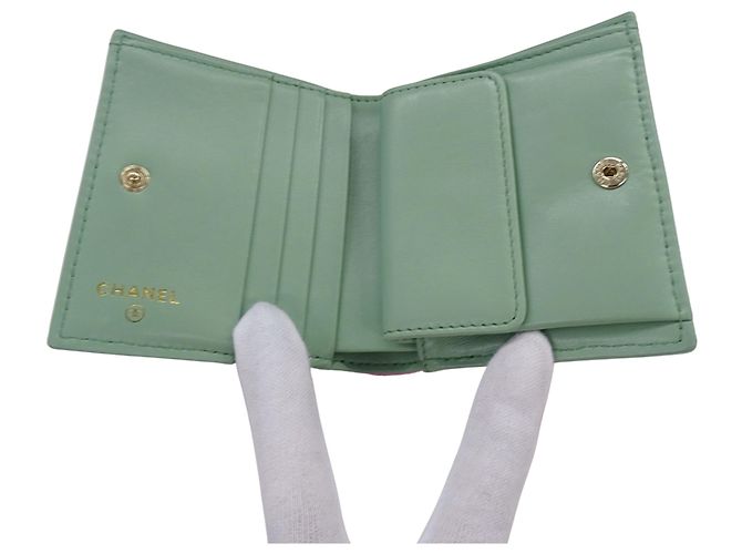 Billetera bi-fold Chanel en piel de ternera granulada Rosa Verde - vista 5