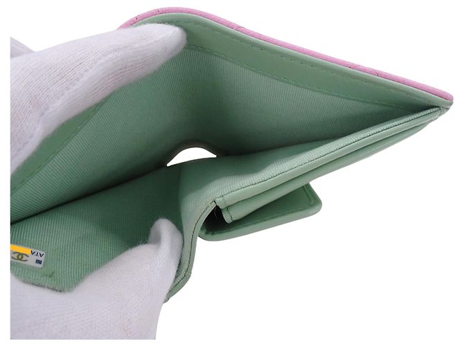 Billetera bi-fold Chanel en piel de ternera granulada Rosa Verde - vista 8