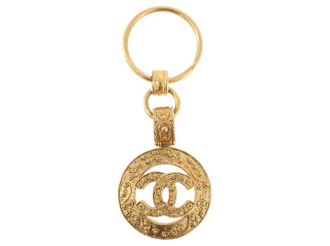 Chaveiro CHANEL em metal dourado CC Auth bs35092M - vista 2