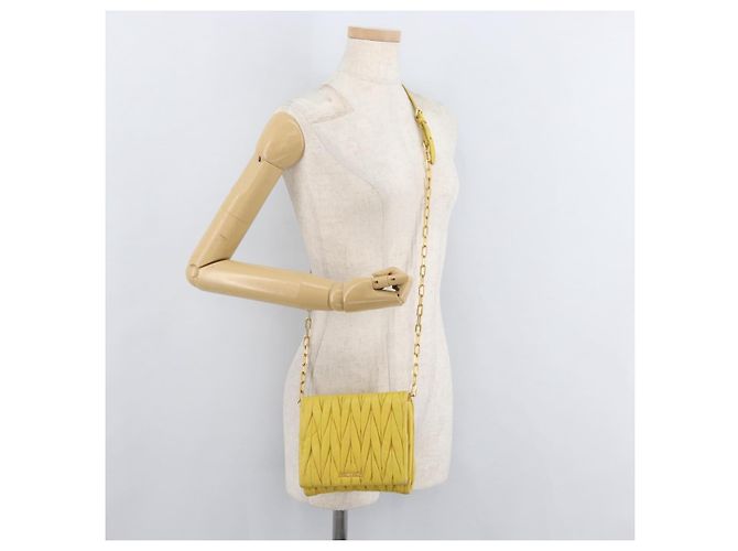 Bolso de hombro de cuero Matelassé Miu Miu con cadena, dorado amarillo, Auth 178934A - vista 25