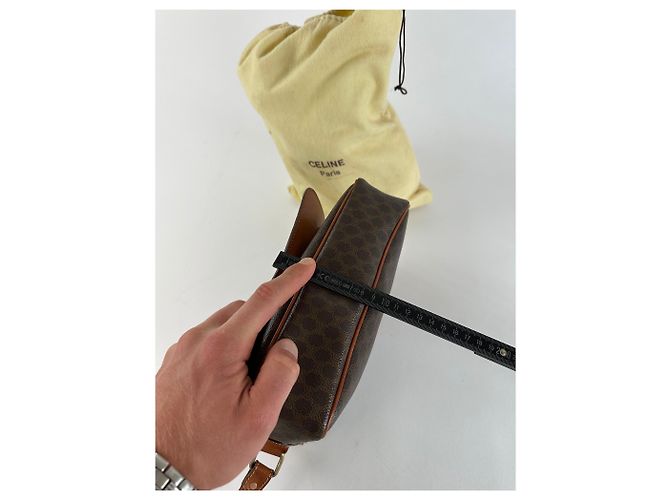 Céline Borsa a tracolla in tela Macadam vintage Celine marrone scuro - vista 11