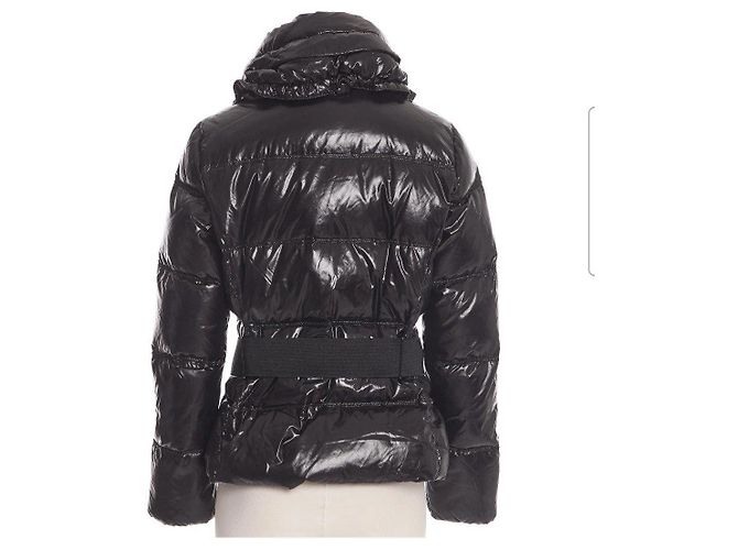 Moncler Glänzende Schwarze Steppjacke mit Gürtel - Ansicht 2