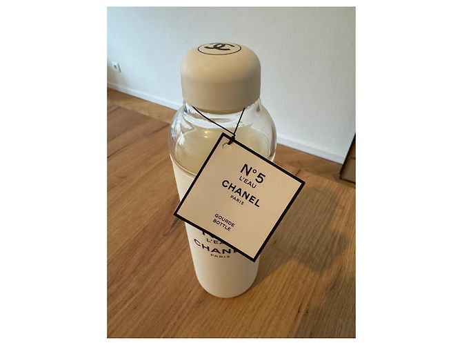 Chanel N°5 Limited Edition Reusable Water Bottle White - view 2