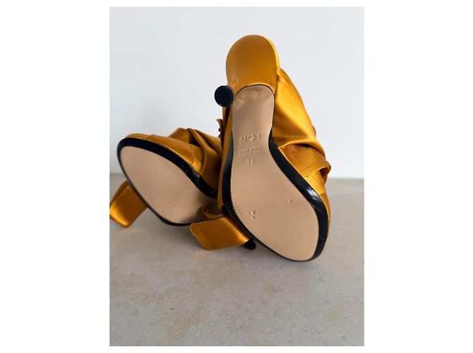 Sabot No 21 in raso di seta con gioielli Runway 2015 Senape - vista 9