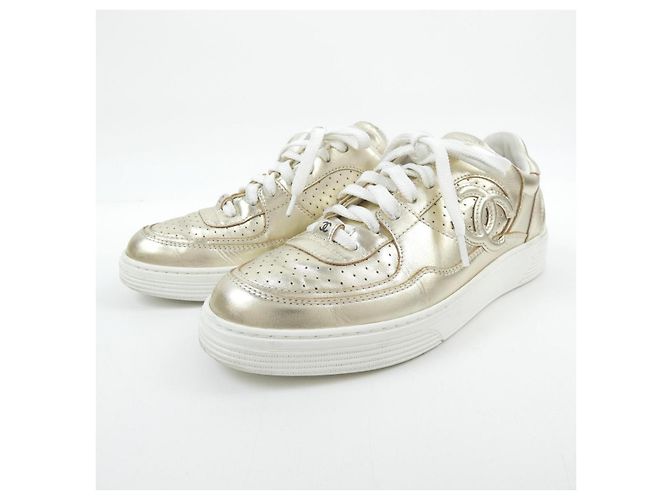 Sneakers in pelle di vitello laminata Chanel D'oro - vista 3