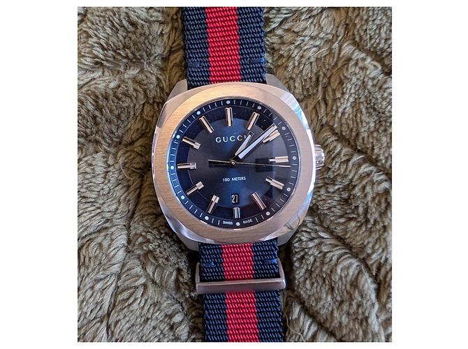 Relógio Gucci G-Timeless com Pulseira Web Preto Vermelho Azul - vista 2