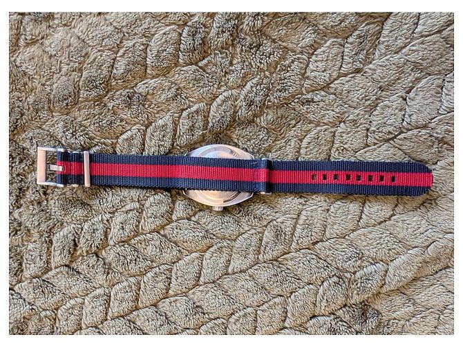 Relógio Gucci G-Timeless com Pulseira Web Preto Vermelho Azul - vista 3