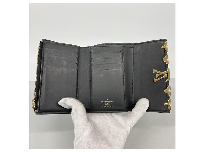 Capucines Portafoglio pieghevole Louis Vuitton in Noir Nero - vista 3